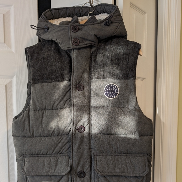 ABERCROMBIE & FITCH HOODED PUFFER VEST (CHARCOAL GREY/L) - Picture 4 of 9